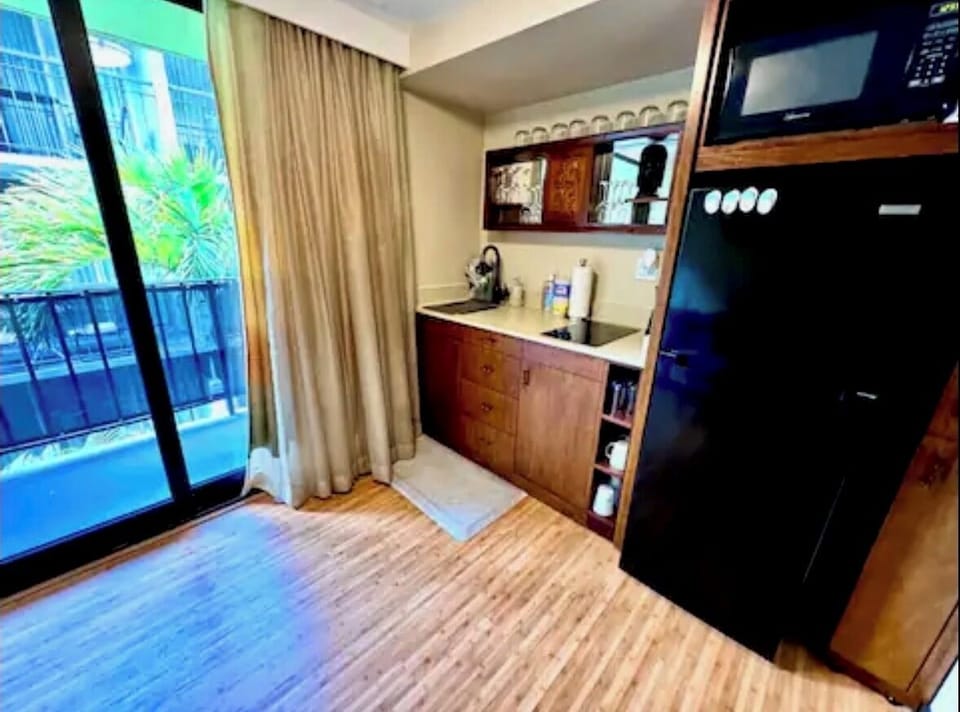 good size kitchen with all the basics. 