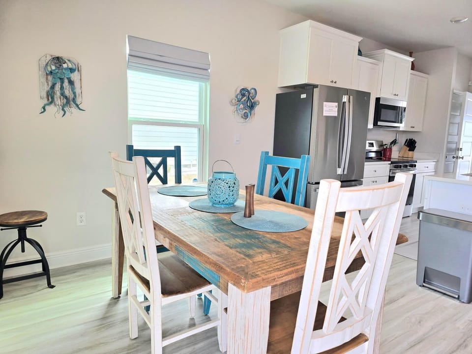 House, Multiple Beds (Fish-n-Ships) | Dining