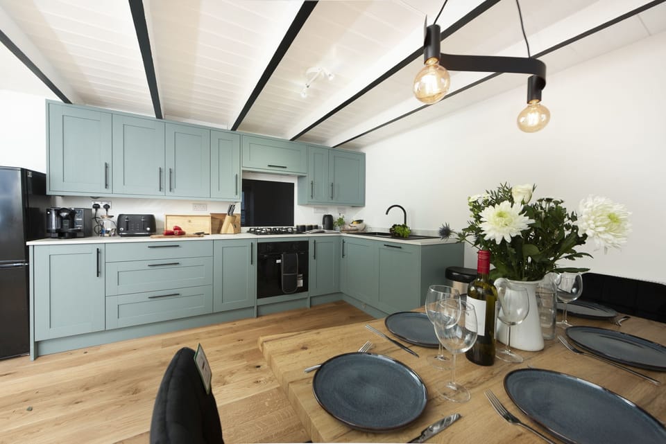 Kitchen with hob, oven, microwave, coffee machine - Harbour Watch Cottage