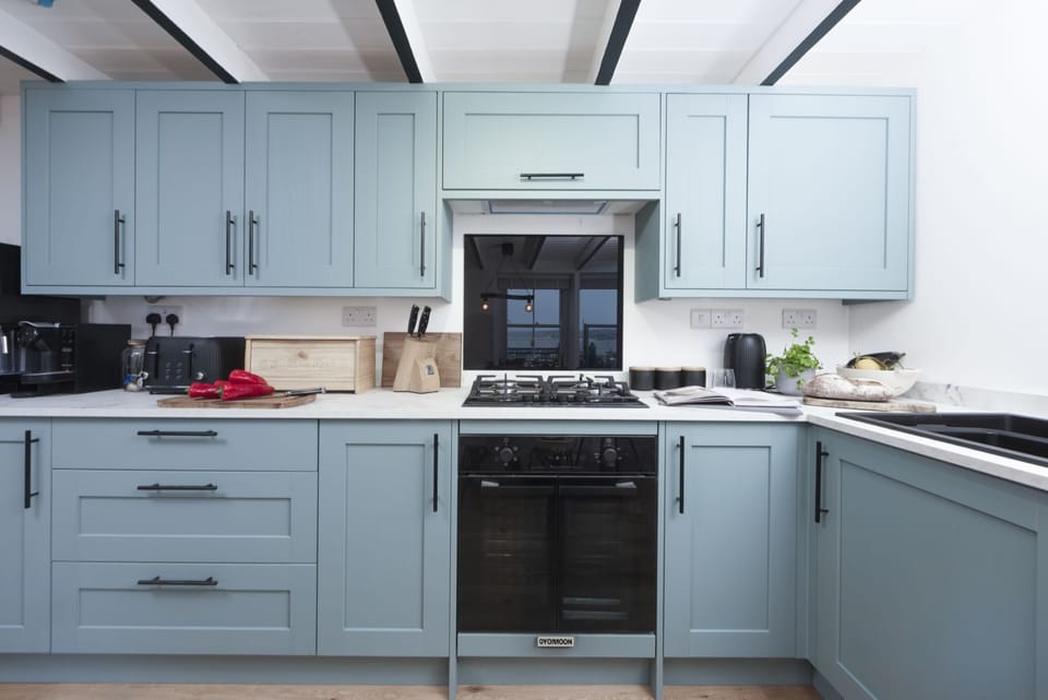 Kitchen with toaster, kettle and cookware - Harbour Watch Cottage