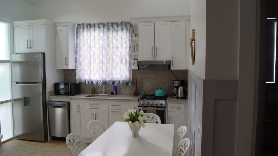 Fully equipped kitchen with a dishwasher