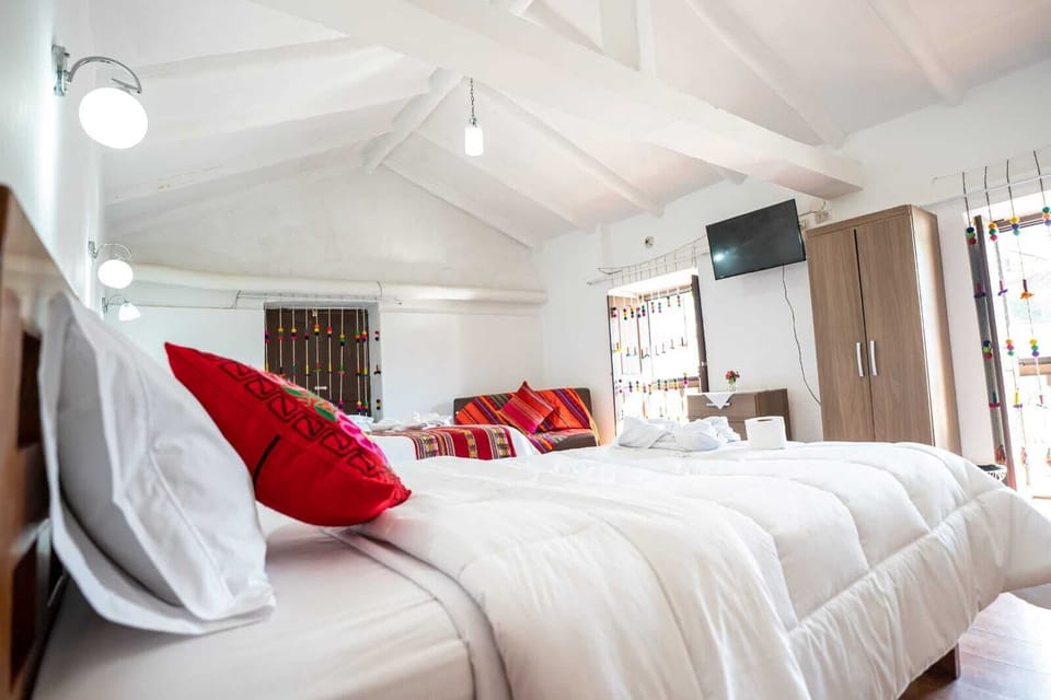 Family Room | Desk, free WiFi