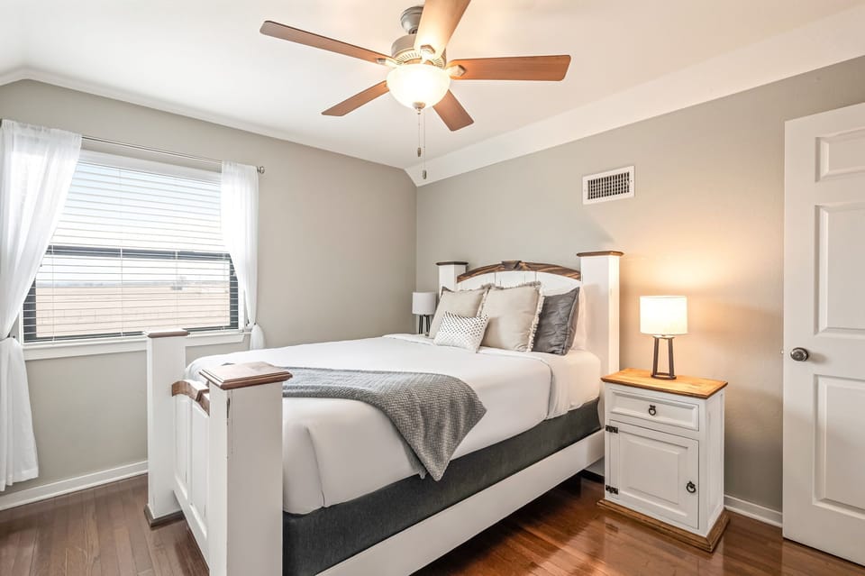 Bedroom 3 - Upstairs - Queen bed