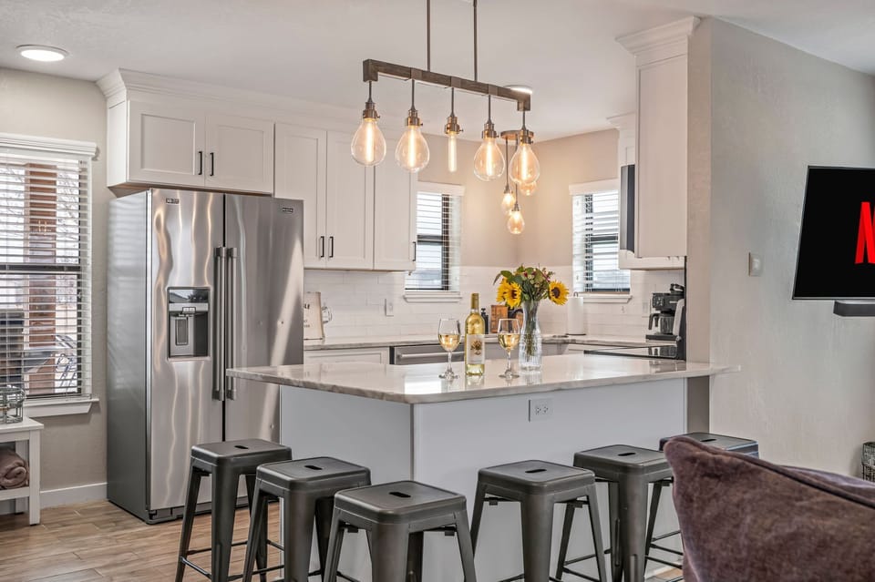 Fully-equipped kitchen and bar seating for 6