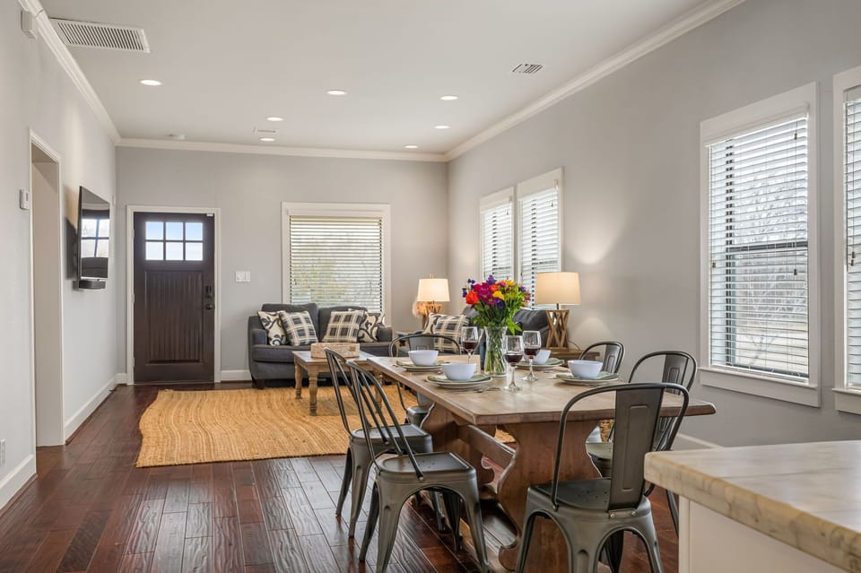Dining area for 6