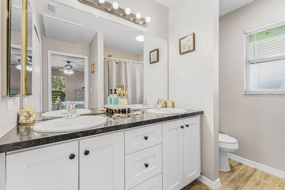 Full Master Bath (In Master Bedroom)