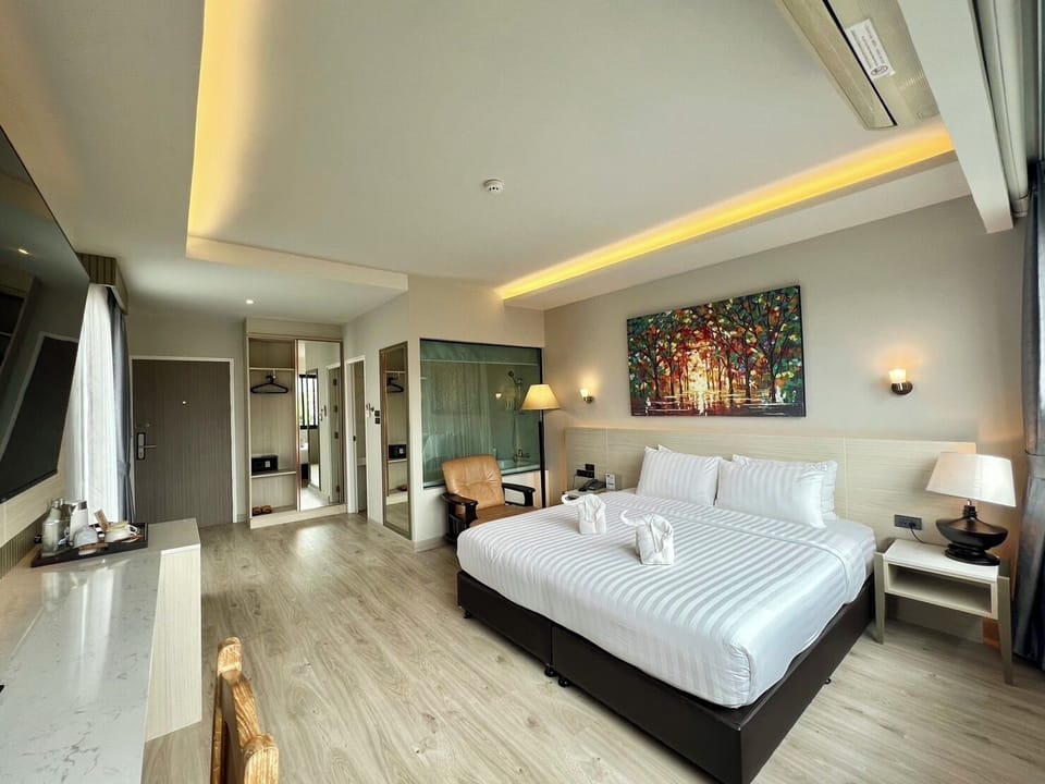 Prestige Room With Bathtub | In-room safe, desk, laptop workspace, free WiFi