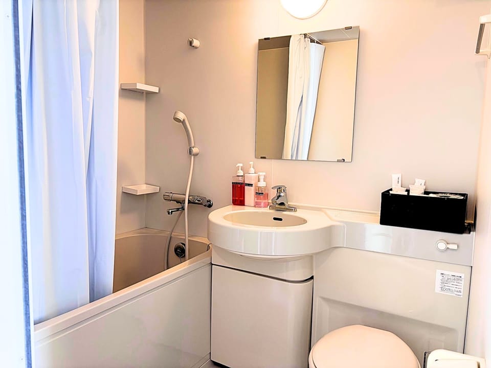 Deluxe Double or Twin Room, Private Bathroom, Sea View | Bathroom | Shower, free toiletries, hair dryer, towels