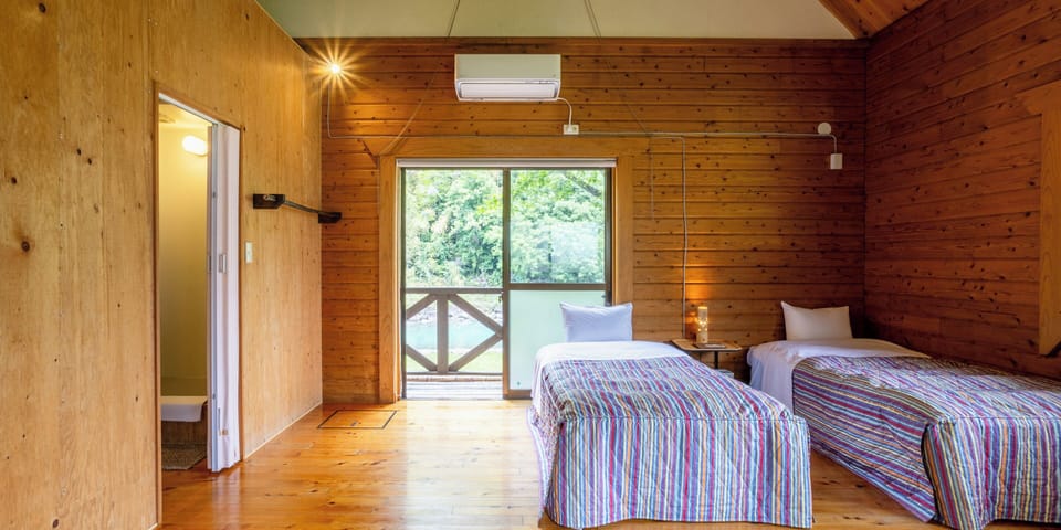 Lodge, Twin Room with river view | WiFi (free), bed sheets