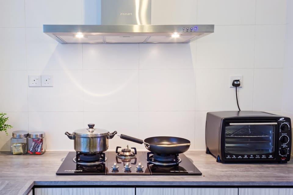 Coffee/tea maker, full-size fridge, stovetop, electric kettle