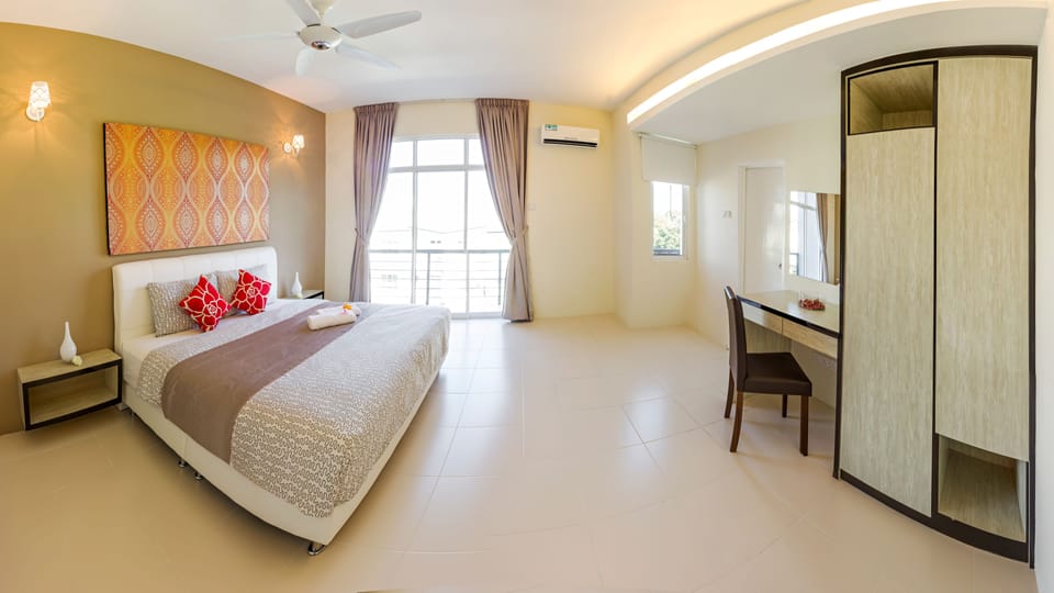 Premium bedding, desk, iron/ironing board, WiFi (free)
