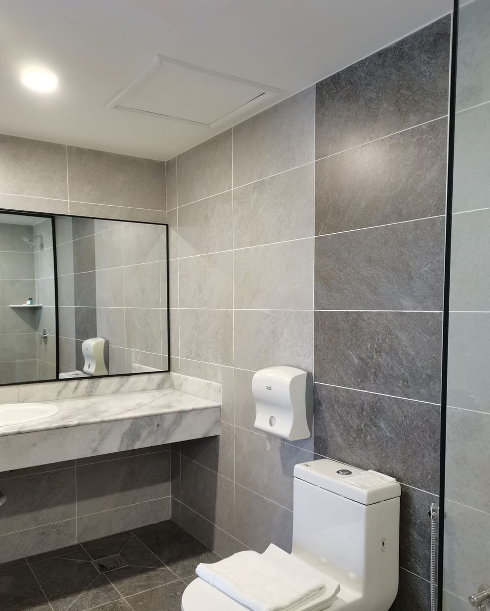 Premier Double or Twin Room | Bathroom | Shower, free toiletries, hair dryer, towels