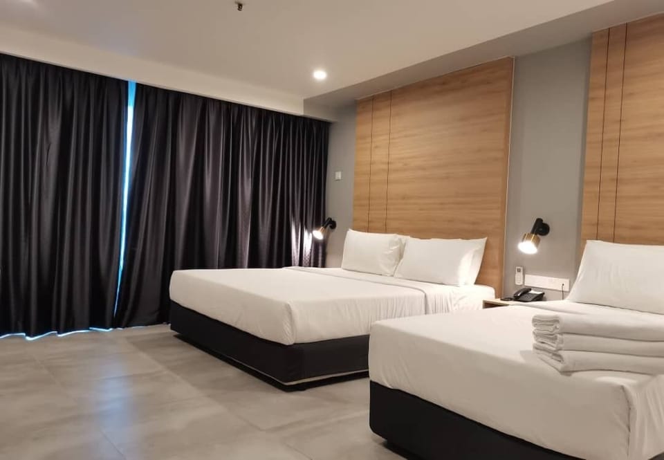 Premier Triple Room | In-room safe, desk, bed sheets