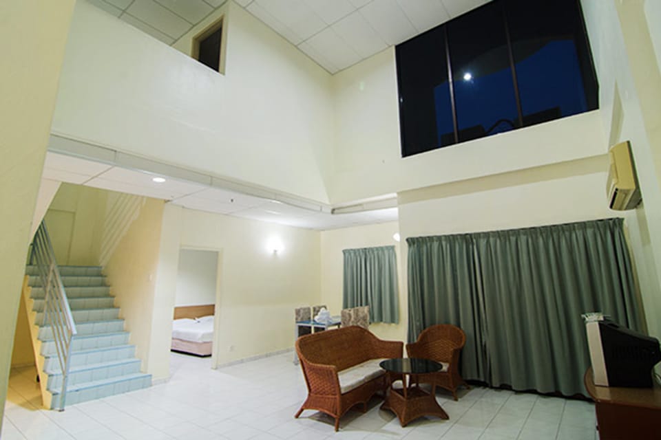 Duplex, 3 Bedrooms | Living area | 32-inch TV with satellite channels