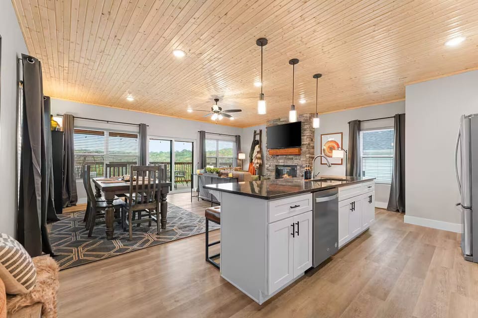 Open Concept Living: Bright and airy space with stunning views,