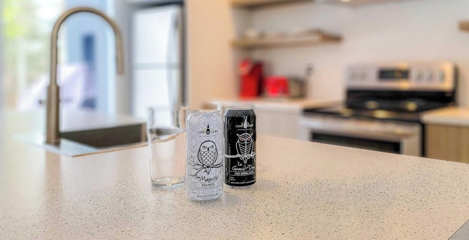 Soyez concept en savourant SA MAJESTÉ au HARFANG de Portneuf. Cette bière est brassée à la Microbrasserie L'Esprit de Clocher, située à seulement 15 minutes de votre chalet !