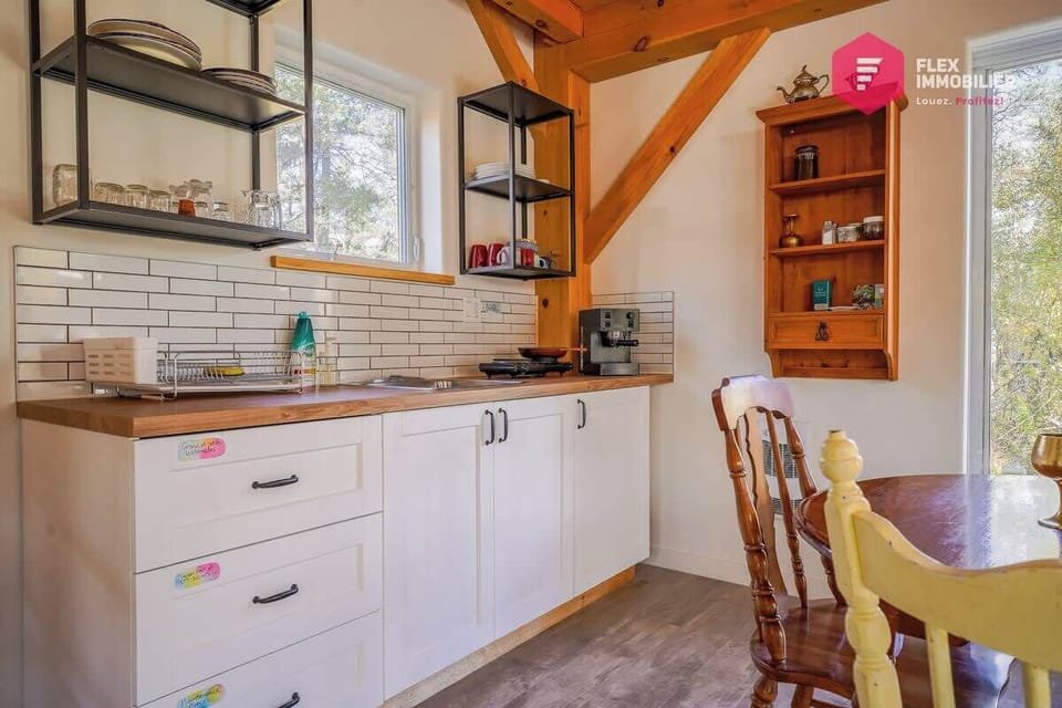 Poêle à bois et foyer extérieur pour cuisiner. Puits de surface à l'extérieur du chalet accessible à l'année, sauf en hiver. À votre arrivée, vous aurez à disposition 3 bidons de 20 litres d'eau potable, déjà remplis.