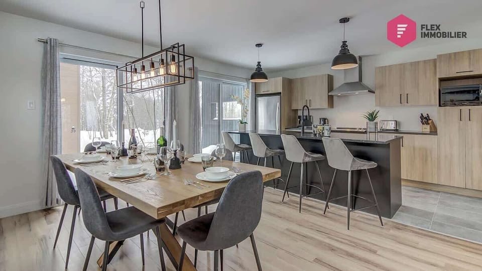 "Nous avons passé un excellent séjour, l'endroit est formidable, spacieux, chaleureux et d'une propreté impeccable. Chalet moderne et très bien décoré. Nous avons vraiment adoré ce moment de détente avec notre petite famille. Nous avons été marcher dans les sentiers derrière le chalet et profité du spa à proximité. De plus, la communication fût facile et rapide avec Yannick. Je recommande fortement." Pierre-Luc (La Prairie)