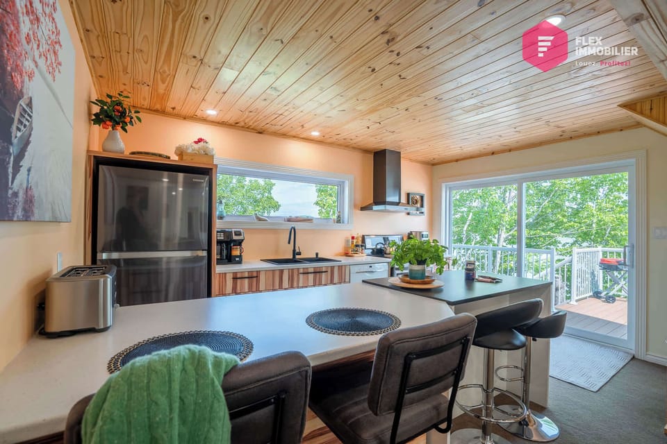 "Nous avons passé une super belle semaine  dans ce chalet impeccable. Très propre, bien rangé, moderne et possédant de nombreuses commodités. Tout est pensé de façon à ne rien manquer lors d'un séjour de vacances." Mariya (Sainte-Julie)