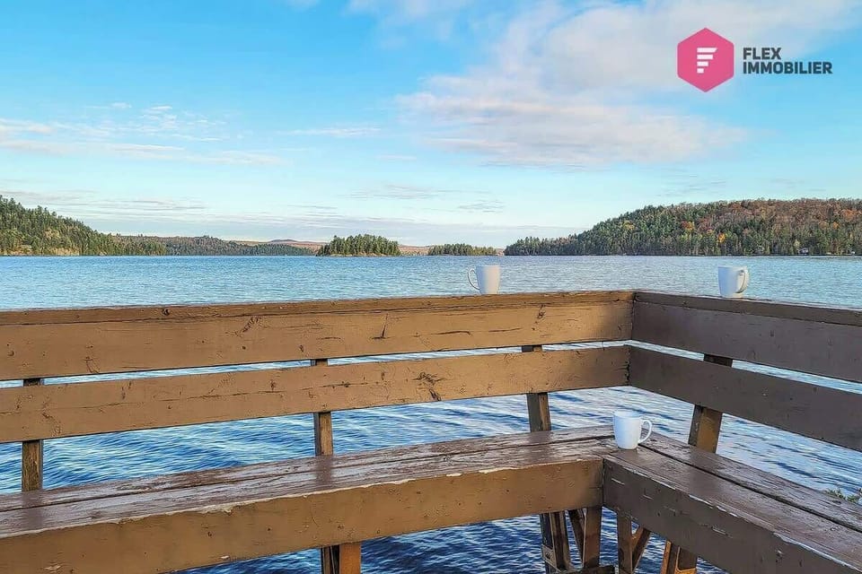 La plateforme érigée sur votre petite île au milieu du lac de 11.9 km2