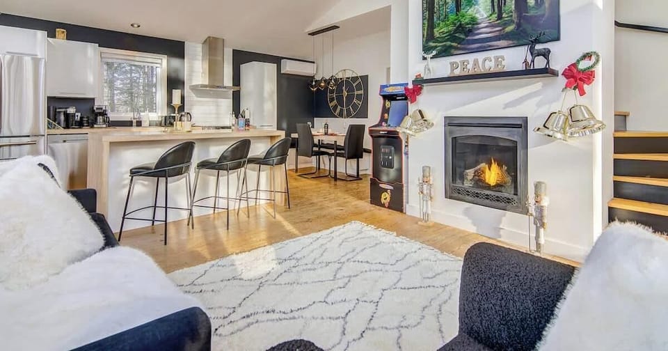 "Lovely place - very cozy. Appreciated the little touchs - like board games and local dining recommendations - and that the heat was on when we arrived, as it was quite cold outside. Very convenient location for Festiglace." Jennifer (Newton, MA)