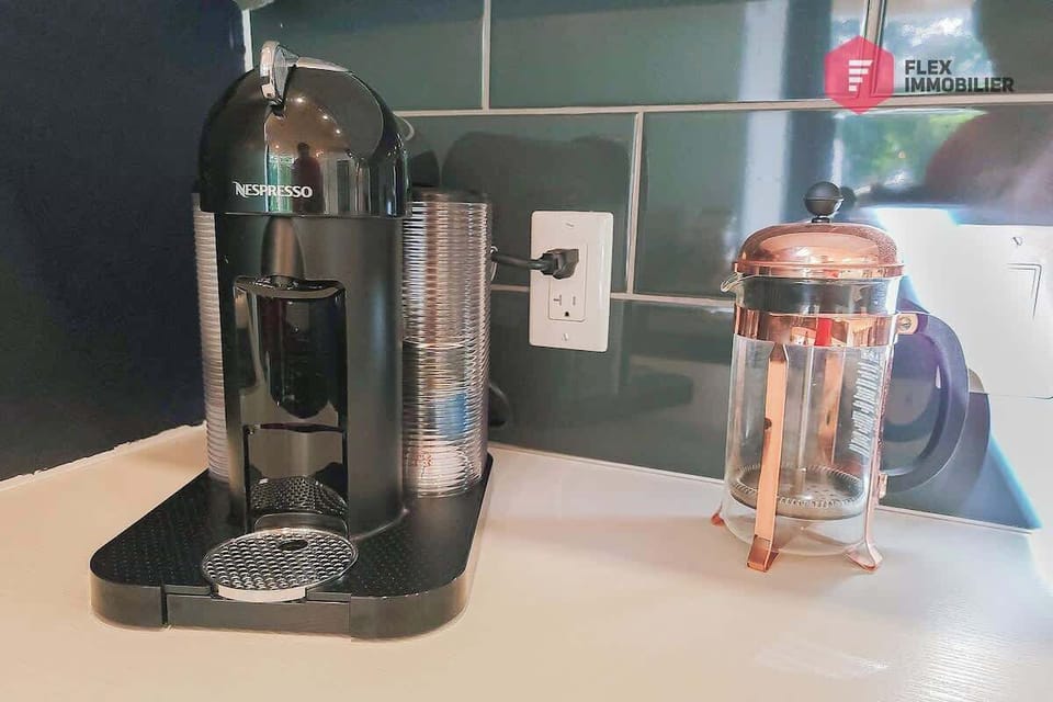 2 options Café : une machine Nespresso ainsi qu’un bodum. Sans compter une variété de tisanes et thés offerte.