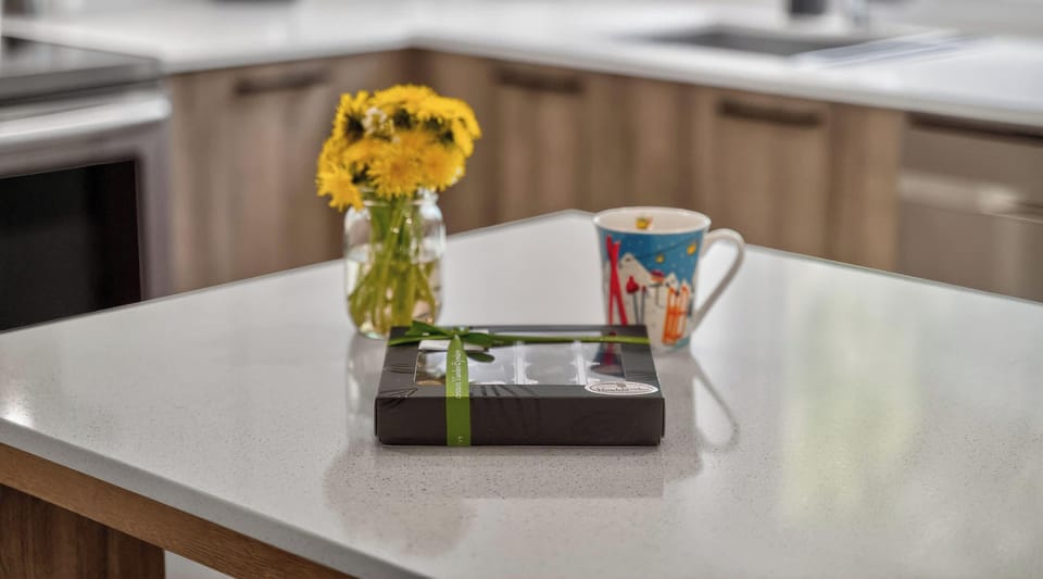 À seulement 3 minutes du chalet, la Chocolaterie Vanden Eynden ravira les amateurs de douceurs avec ses chocolats artisanaux confectionnés sur place. Une délicieuse pause gourmande à ajouter à votre séjour !