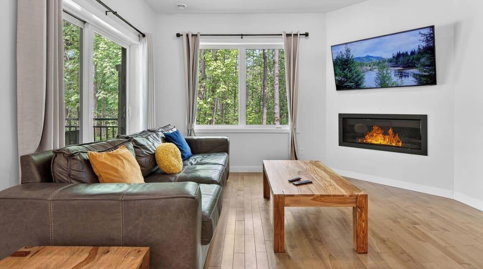 "Really nice stay for 2 families. Clean and as described. Well equipped kitchen with plenty of cutlery, dishes, etc.
Nice trails nearby and easy access to mt orford. Hosts were very responsive and would easily recommend." Jeremy (Toronto)