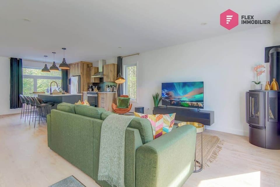 "Très beau chalet dans un bel emplacement. Le chalet est propre et comporte tous les essentiels et on se sent vite comme à la maison. On a adoré le lit portable pour bébé ou notre petite a eu des belles nuits de sommeil!" Youssef (Montréal)