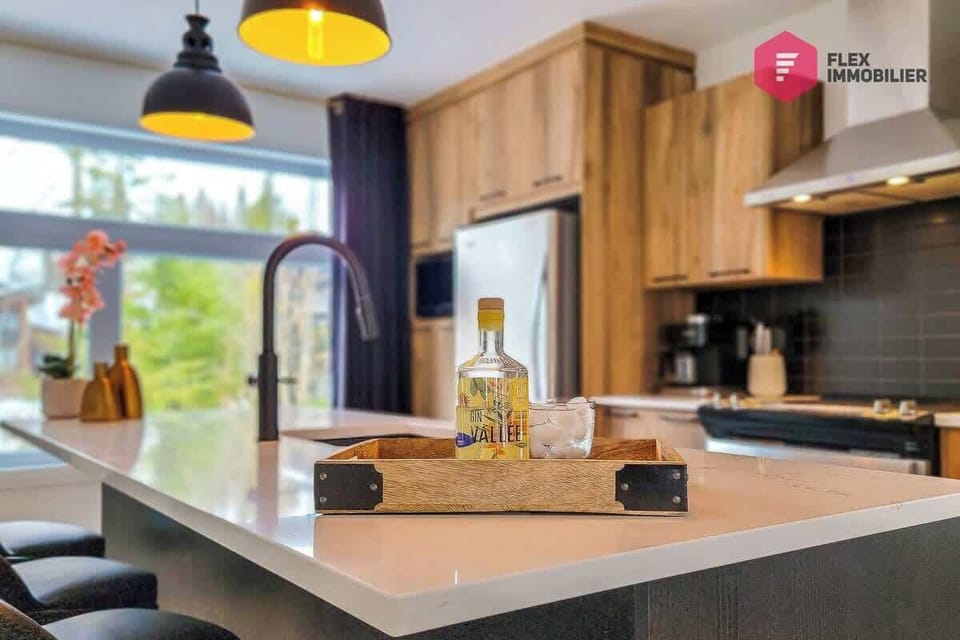 Et pourquoi pas un p'tit gin VALLÉE de la distillerie Ubald située dans notre belle région de Portneuf ! Vous pourrez aussi en trouver à la SAQ de Pont-Rouge, à 7 minutes de votre chalet :)