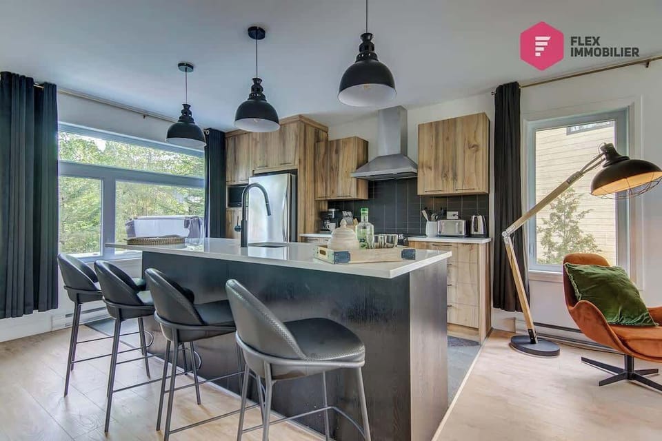 "The property was very modern and well-equipped. It was a lovely place located in a peaceful and beautiful neighborhood. The hosts were very professional and gracious." Sergio (Valencia, Spain)