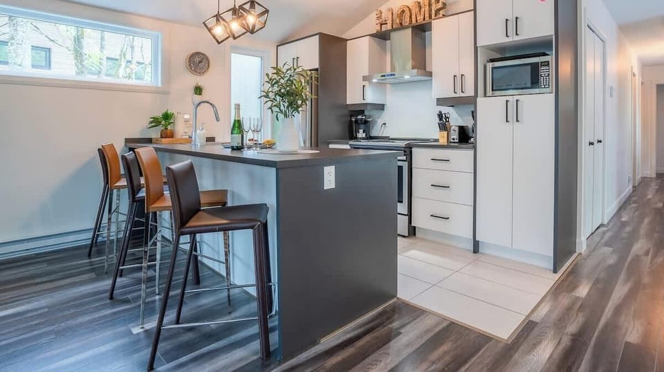 " L’hote est très gentil et communique bien. Il offre un très bon service et le logement était très beau et confortable! " Shan (Québec)