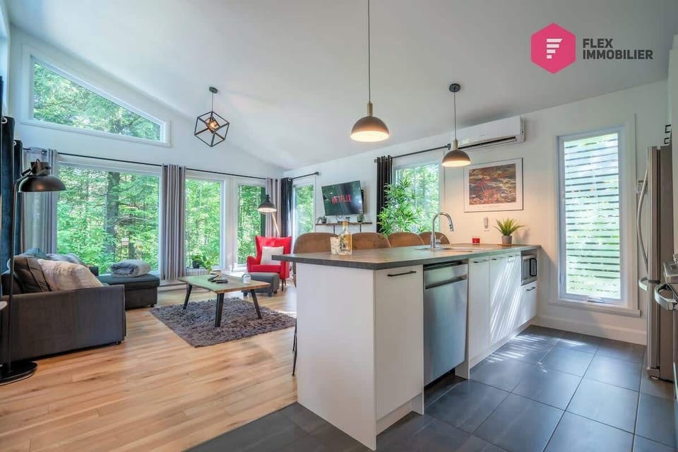 "Un très beau petit chalet ! Grande fenestration qui donne une vue sur le boisé, nous avions l'impression d'être en pleine nature malgré les autres chalets tout près. C'était très propre. La cuisine était très bien équipée" Valérie (Québec)