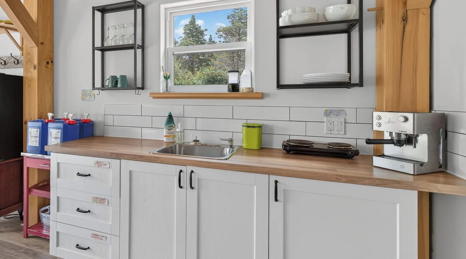 Un mini-frigo, une machine à espresso et deux ronds électriques pour la cuisson.