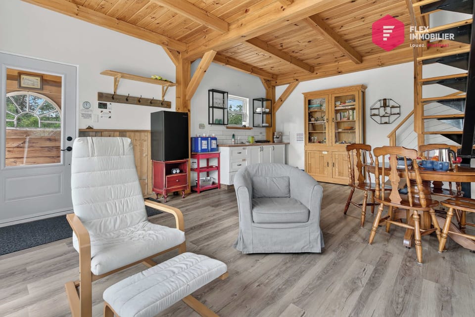 "Toujours aussi agréable de passer quelques jours dans ce beau et chaleureux chalet. L’endroit est parfait pour se détendre. Je recommande vivement !" Victoria (Québec)