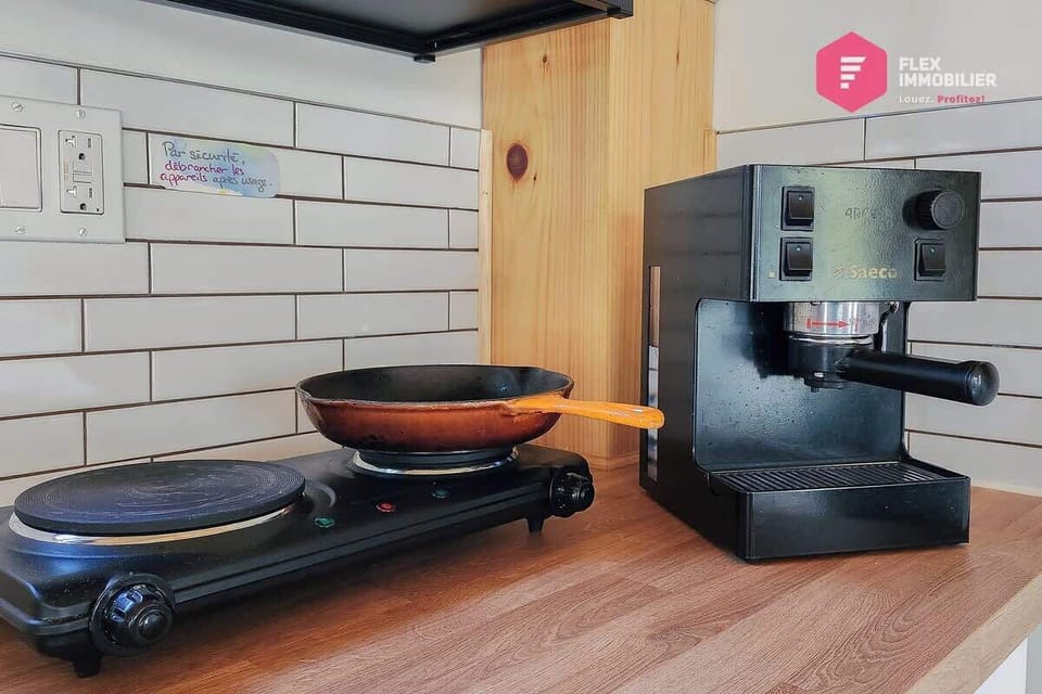 Un mini-frigo, une machine à espresso et deux ronds électriques pour la cuisson.