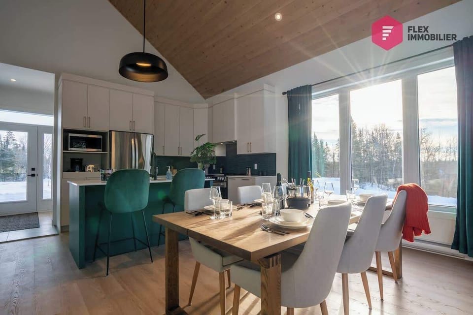 2 autres chaises sont disponibles pour asseoir 8 personnes à cette grande table !