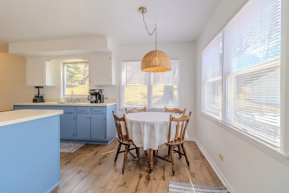 Kitchen - Small dining area leads into the kitchen.