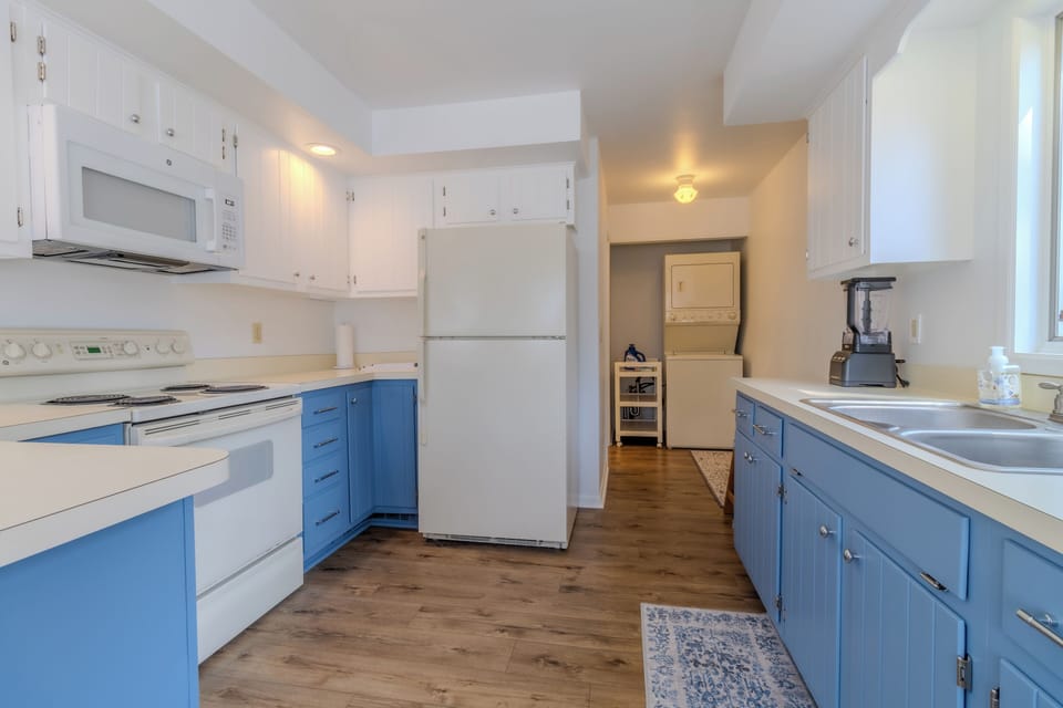 Kitchen - Kitchen leads to the laundry room
