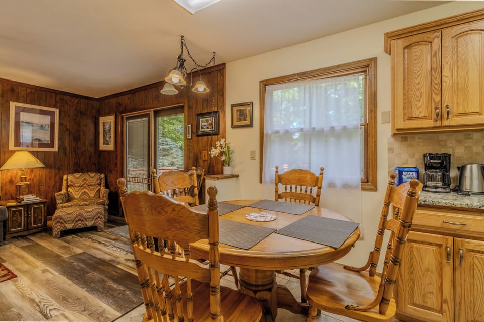 Kitchen dining table - Additional dining area between the kitchen and sitting room.