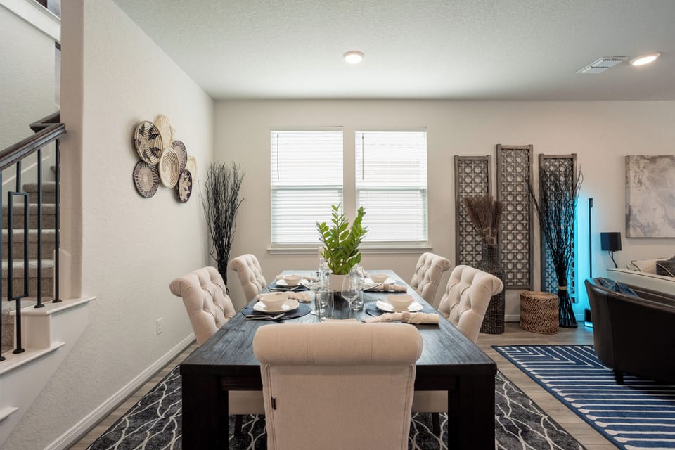 Dining area with seating for up to 6 guests.