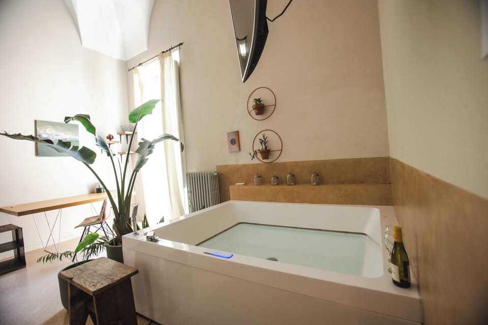 Luxury Studio Suite, 1 Queen Bed | Individually decorated, individually furnished, free WiFi, bed sheets