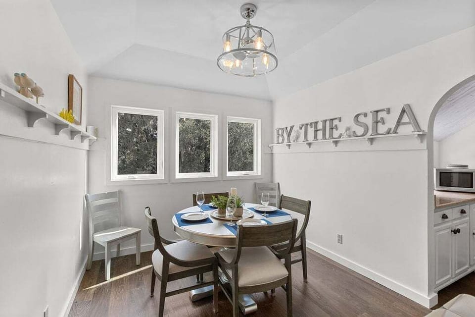 Dining area with seating for 6