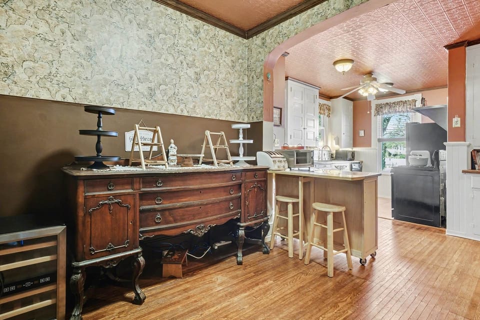 Breakfast area to kitchen