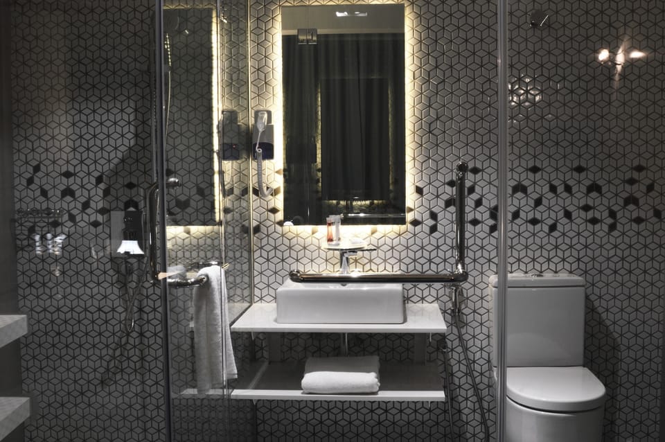 Shower, rainfall showerhead, free toiletries, hair dryer