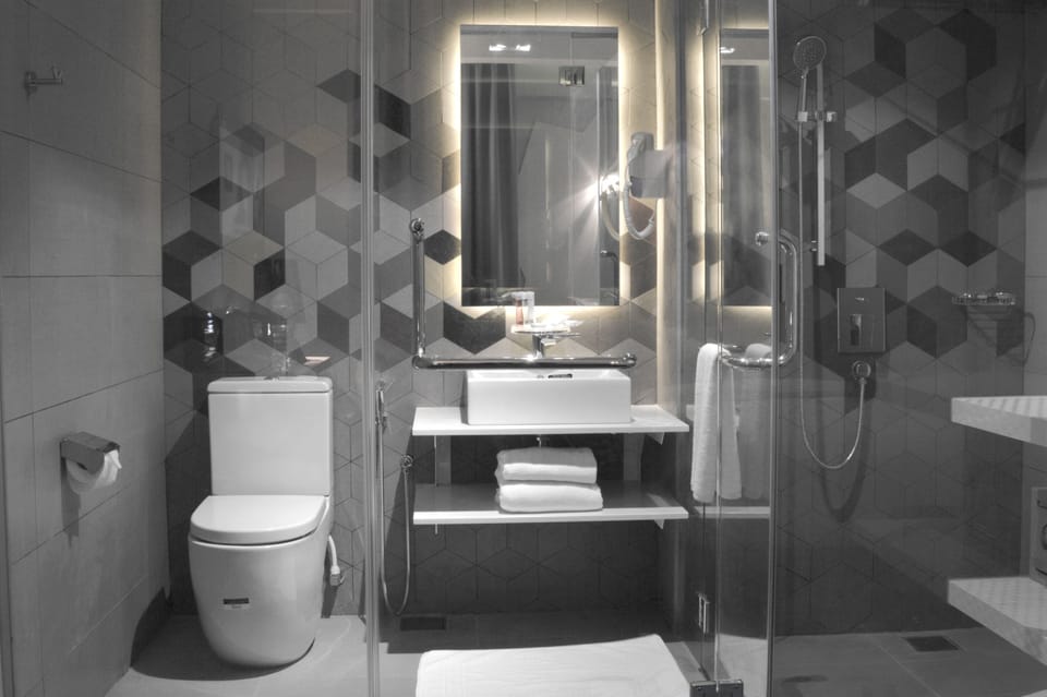 Shower, rainfall showerhead, free toiletries, hair dryer