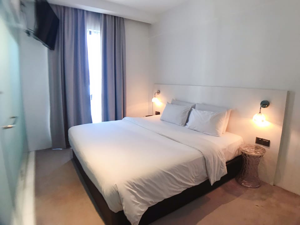 Deluxe King | Minibar, in-room safe, desk, WiFi (free)