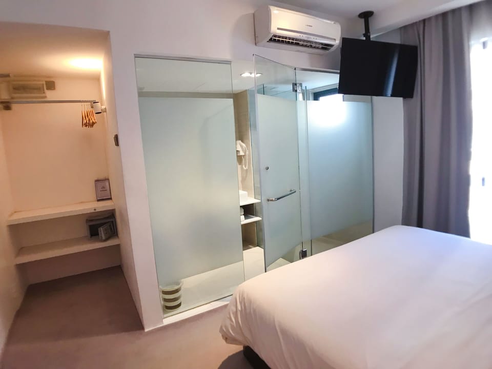 Deluxe King | Minibar, in-room safe, desk, WiFi (free)