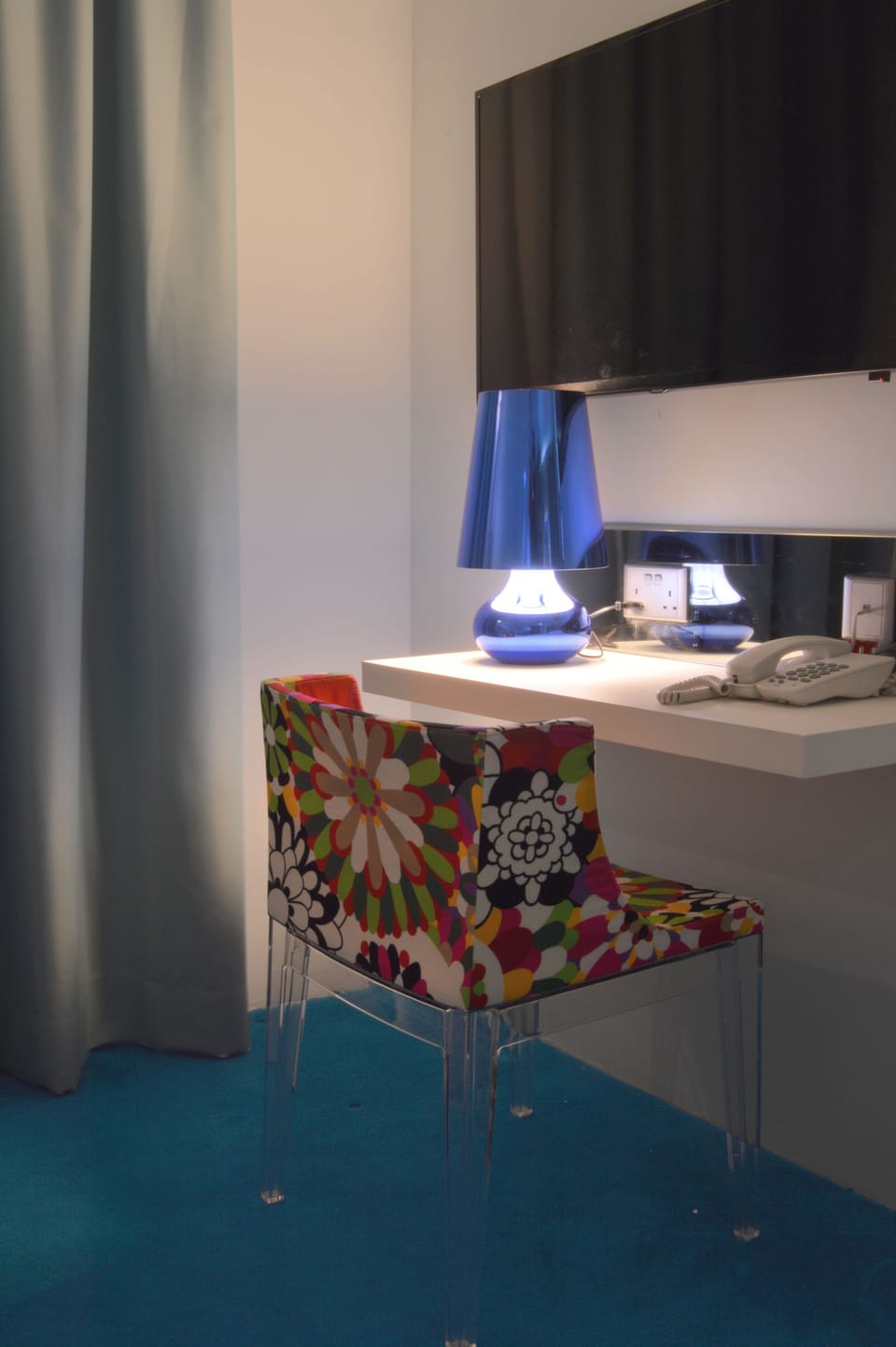 Minibar, in-room safe, desk, WiFi (free)