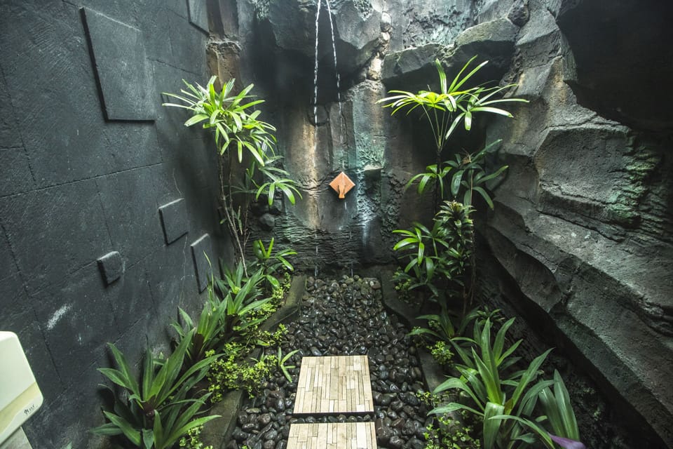 Deluxe Room | Bathroom | Shower, designer toiletries, towels